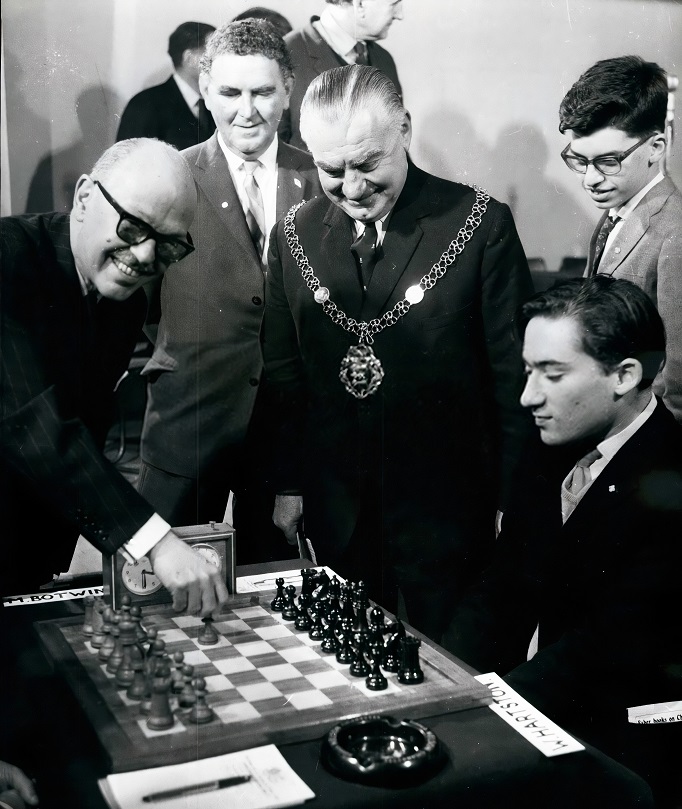 Did you know that Mikhail Tal has only 3 fingers on his right hand? :  r/chess