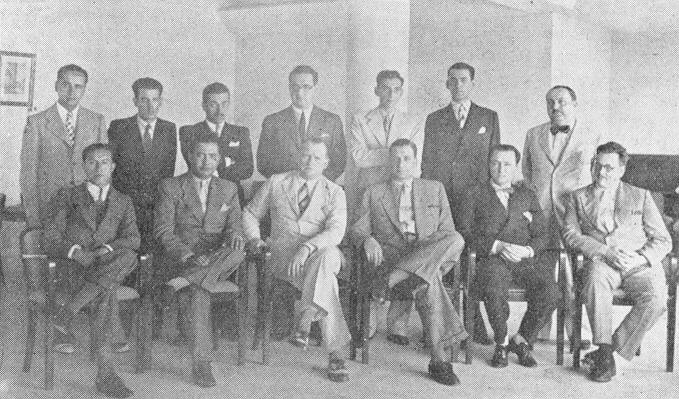 Capablanca seated far left, Marshall on the far right; unclear which  tournament, but at a guess somewhere between 1915 to 1920. #…